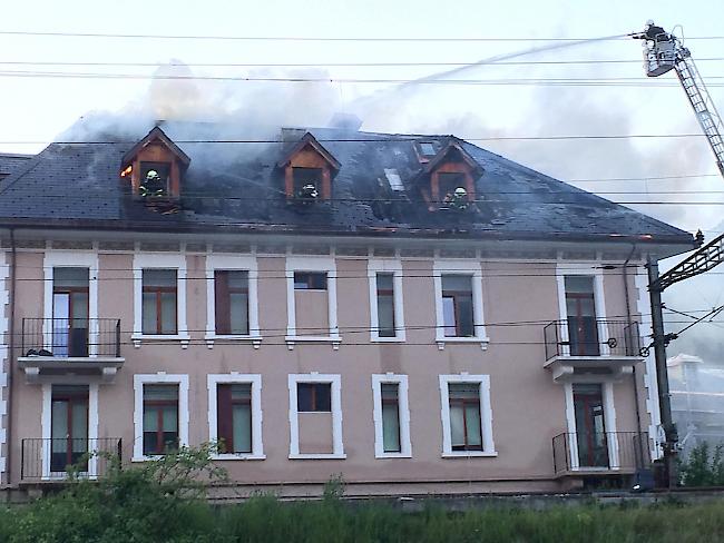 Um 22 Uhr waren die Feuerwehrleute am Samstag nach einem Brand in einem Mehrfamilienhaus in Siders noch immer mit Löscharbeiten beschäftigt.