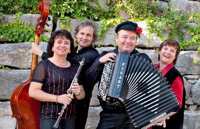 Die Gruppe «Klezmer plus» spielt in Albinen auf (von links): Fides Auf der Mauer, Claudio Strebel, Sergej Simbirev und Patricia Draeger.