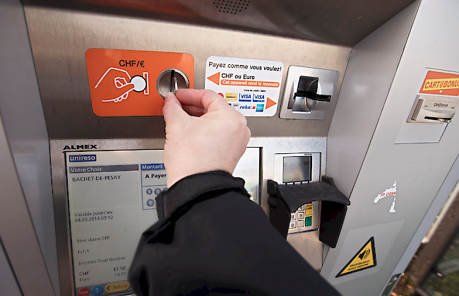 Wegen falschen Fünflibern müssen in der ganzen Schweiz Münzautomaten umgerüstet werden. (Symbolbild)