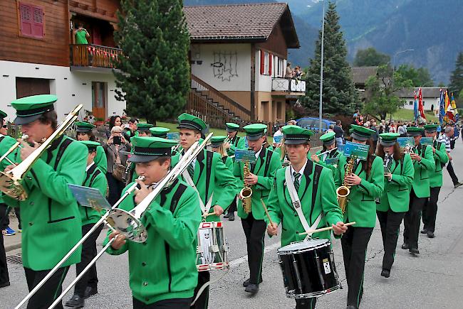 Stolze Musikanten. Mitglieder der Musikgesellschaft "Saflisch" in ihrer neuen "apfelgrünen" Uniform.