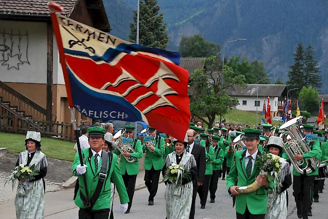 Et voila. Mitglieder der Musikgesellschaft "Saflisch" in ihrer neuen "apfelgrünen" Uniform. Hier noch mit der alten Vereinsfahne. Die neue wurde später im Festzelt enthüllt.