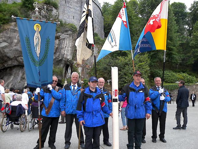 Wie alle Jahre wurde zu Beginn der Wallfahrt in Lourdes die Pilgerkerze der Oberwalliser und Deutschfreiburger unter Fahnenbegleitung zur Grotte getragen.