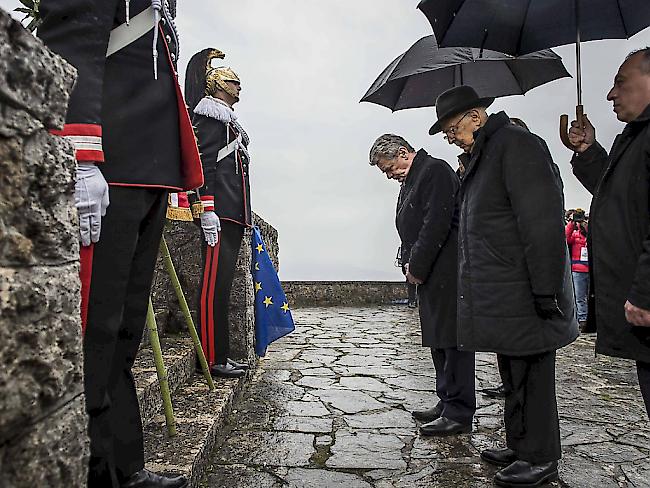 Der deutsche Bundespräsident Joachim Gauck und der damalige italienische Staatspräsident Giorgio Napolitano gedenken der Opfer des NS-Massakers in Sant