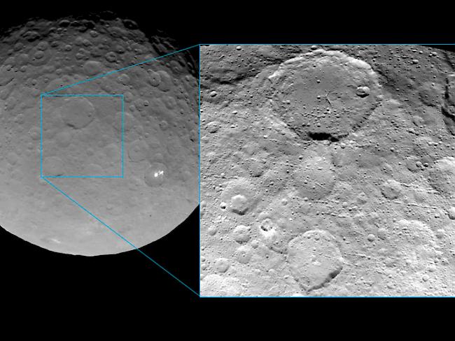 Die kleinen Kraterketten auf dem kugelrunden Zwergplanten Ceres stammen vermutlich von heftigen Einschlägen.