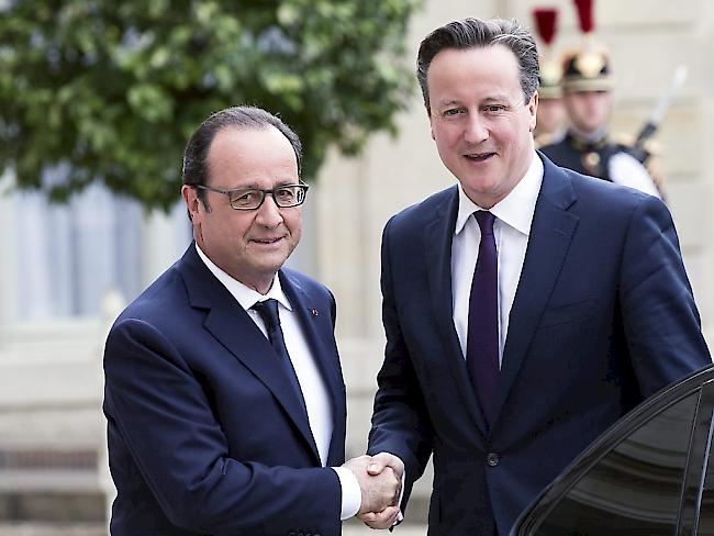 Frankreichs Präsident François Holland (links) begrüsst den britischen Premierminister David Cameron vor dem Elysée-Palast in Paris