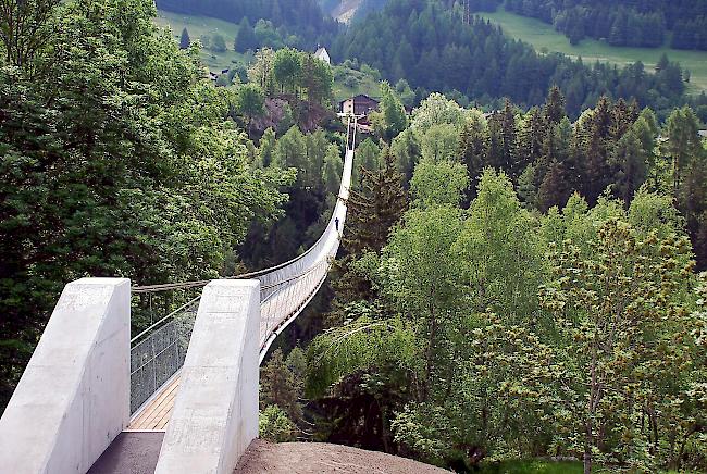 Die neue Hängebrücke im Goms ist 280 Meter lang.