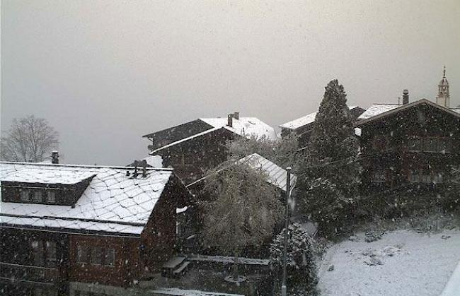 Schneegestöber im Weiler Mauracker bei Bürchen am Samstagmorgen
