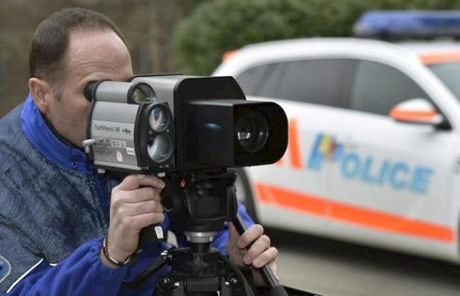 Ein Polizist macht Radarkontrollen (Symbolbild)