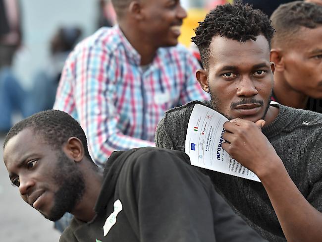 In Catania am vergangenen Montag angekommene Bootsflüchtlinge aus Afrika. Viele von ihnen versuchen, von Italien aus in ein anderes Land weiterzureisen, unter anderem nach Frankreich.