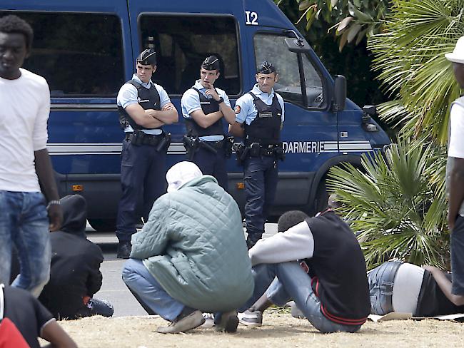 Gendarmerie in Menton blockiert den Zugang von Italien nach Frankreich für afrikanische Flüchtlinge