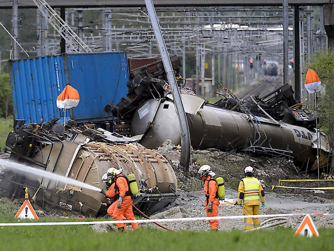 Nach dem Zugunfall wurden aus einem umgekippten Kesselwagen 50 Tonnen Salzsäure abgepumpt. Diese wurden in einen Notfallkesselwagen aus normalem Stahl umgefüllt und quer durch die Schweiz transportiert, kritisieren die Ärztinnen und Ärzte für Umweltschutz (AefU).