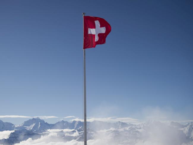 Die Schweizer Flagge auf dem Niesen (Symbolbild)