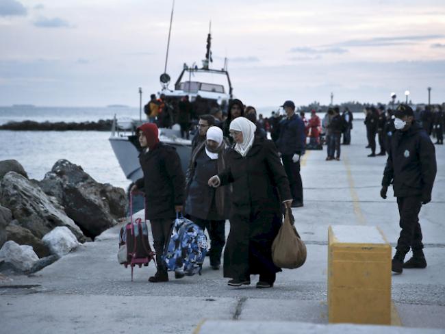 Ankunft in Europa: Flüchtlinge im Hafen in Griechenland (Archiv)