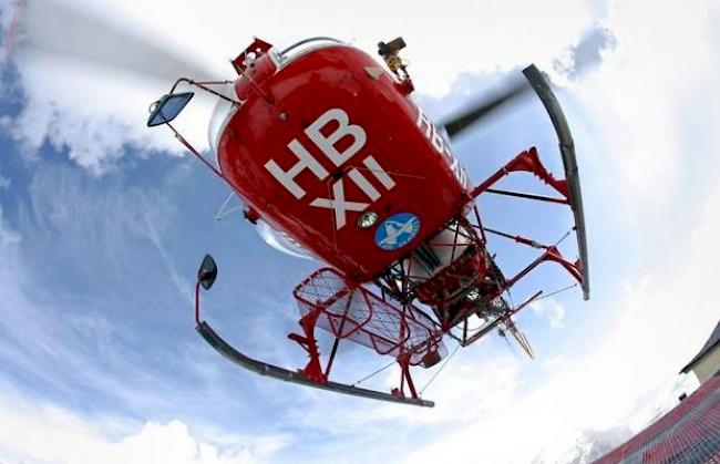 Der Motorradfahrer wurde mit einem Helikopter der Air Zermatt ins Berner Inselspital transportiert. (Symbolbild)