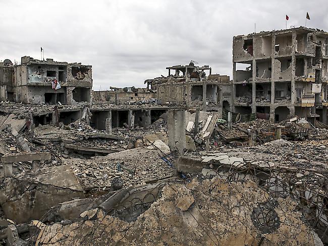 Teile von Kobane sind bei den schweren Kämpfen zerstört worden. Nun hat die vormals vertriebene IS-Terrormiliz offenbar wieder einen Angriff auf Kobane gestartet.