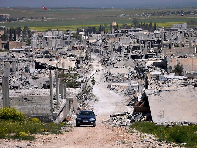 Bei früheren Kämpfen zerstörtes Gebiet in Kobane. Die IS-Terrormiliz lancierte inzwischen einen neuen Angriff auf die Kurdenstadt. (Archiv)