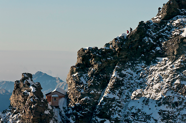 Alpinisten bei der Solvayhüttte am Matterhorn auf dem Hörnligrat.