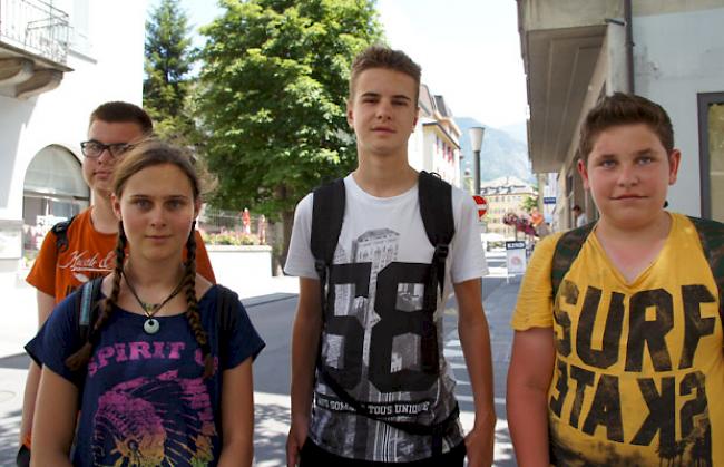 Elvis, Isabelle, Cyrill und Damian (von links) aus Schwyz: «Wir sind hier im Fieschertal im Lager. Das Wetter finden wir viel zu heiss.»