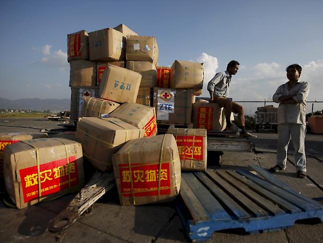 Hilfsmaterial aus China, das am Flughafen von Kathmandu entladen wurde. Laut UNO kommt die Verteilung der Hilfsgüter zu langsam voran. (Archiv)