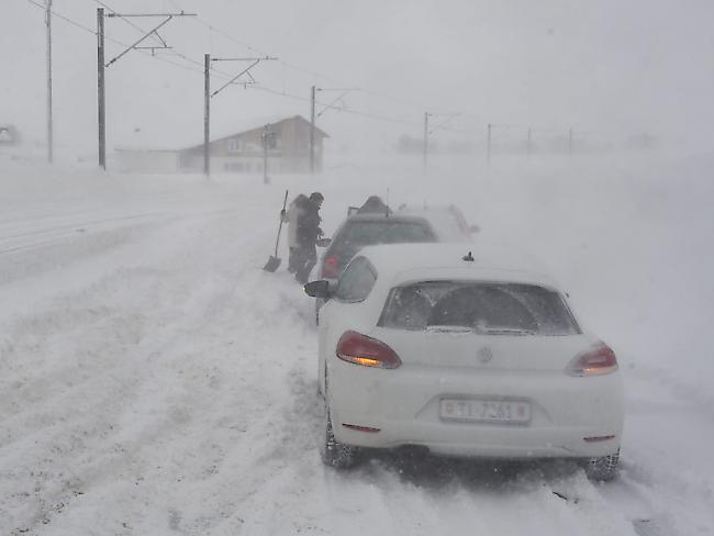 Vor solch einer Situation warnte der Deutsche Wetterdienst (DWD): Schneeverwehungen, die den Verkehr zum Erliegen bringen können. Später entschuldigte sich der DWD für den Irrtum. (Archiv)