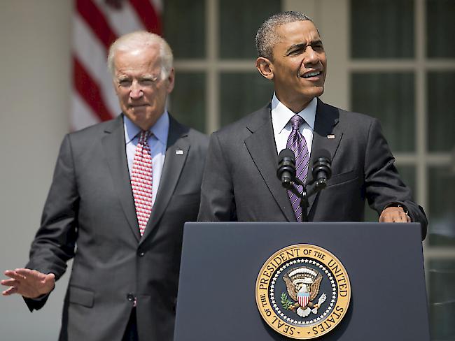President Obama (l.) - flankiert von Vize-Präsident Joe Biden - kündigt vor dem Weissen Haus die Wiederaufnahme diplomatischer Beziehungen mit Havanna an