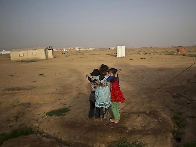 Syrische Mädchen beim Spielen in einem Flüchtlingslager in Jordanien. Viele geflüchtete Kinder müssen arbeiten, damit ihre Familien überleben können (Archivbild).