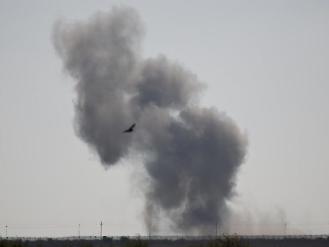 Rauch steigt auf nach einem Luftangriff auf der Sinai-Halbinsel.
