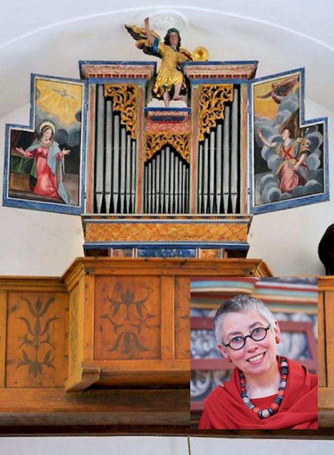 Organistin Annerös Hulliger gibt ein Konzert an der 400-jährigen Orgel in der Waldkapelle von Visperterminen.