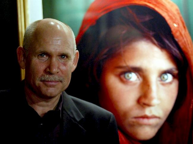 Steve McCurry vor seinem berühmten Bild eines Mädchens in Afghanistan (Archiv)