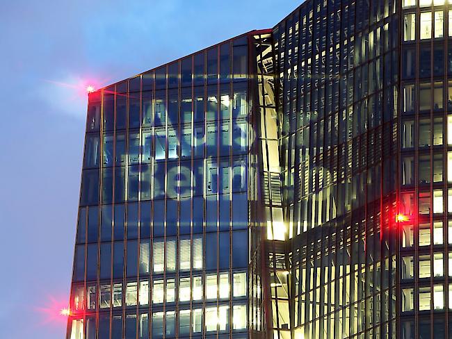 "Ausser Betrieb" - Der Lichtkünstler Oliver Bienkowski liess diesen Schriftzug auf das Gebäude der Europäischen Zentralbank in Frankfurt projizieren.