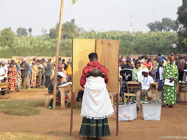 Eine Frau füllt ihren Wahlzettel für die Wahl in Burundi aus. Die Parlamentswahlen vom Montag sind aus Sicht der UNO nicht fair abgelaufen (Archivbild).