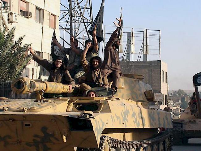 Militante Mitglieder der Terrororganisation IS paradieren durch die syrische Stadt Rakka (Archivbild).