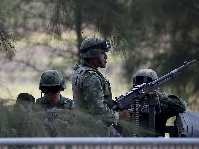 Mexikanische Soldaten im Einsatz bei einem Gefecht im Westen des Lands. Menschenrechtler erheben schwere Vorwürfe gegen die Armee-Führung. Sie soll den Soldaten das Töten von Kriminellen befohlen haben. (Archiv)