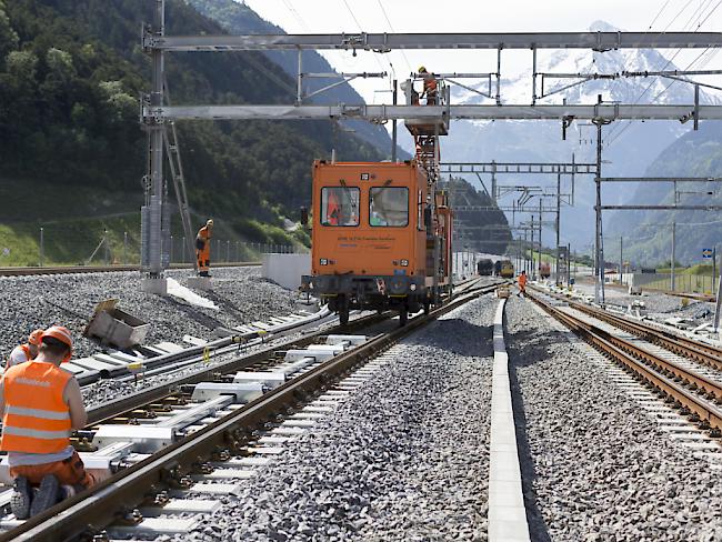 Am Freitagmorgen wird der Bahnverkehr im Aargau und in der Westschweiz wegen Fahrleitungsstörungen gestört - es kommt zu Verspätungen (Symbolbild auf der NEAT-Gotthardstrecke, wo Techniker neue Fahrleitungen montieren).