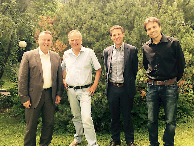 Überdurchschnittliche Zusammenarbeit: (von links) Generalagent Roland Lüthi, FFHS-Direktor Kurt Grünwald, Peach Ammann von der Mobiliar sowie Johannes Bühler, Leiter Finanzen der FFHS