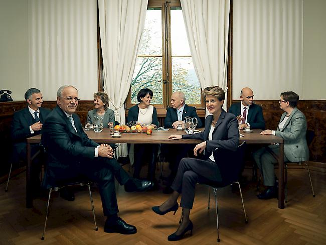 Das offizielle Foto des siebenköpfigen Bundesrats mit der Bundeskanzlerin. Nach dem Willen der Staatspolitischen Kommission des Nationalrates sitzen künftig noch zwei Bundesräte mehr am Tisch.