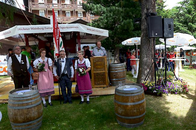 Gemeindepräsident Roger Kalbermatten eröffnete das 28. Westschweizer Jodlerfest in Saas-Fee offiziell. Im Vordergrund: Paul Herren, Präsident WSJV (links) und Paul Feyer, Fähnrich des WSJV (mitte)