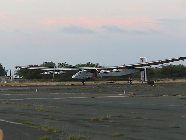 Im Morgengrauen setzte die "Solar Impulse 2" auf dem Flughafen bei Honolulu, Hawaii, auf
