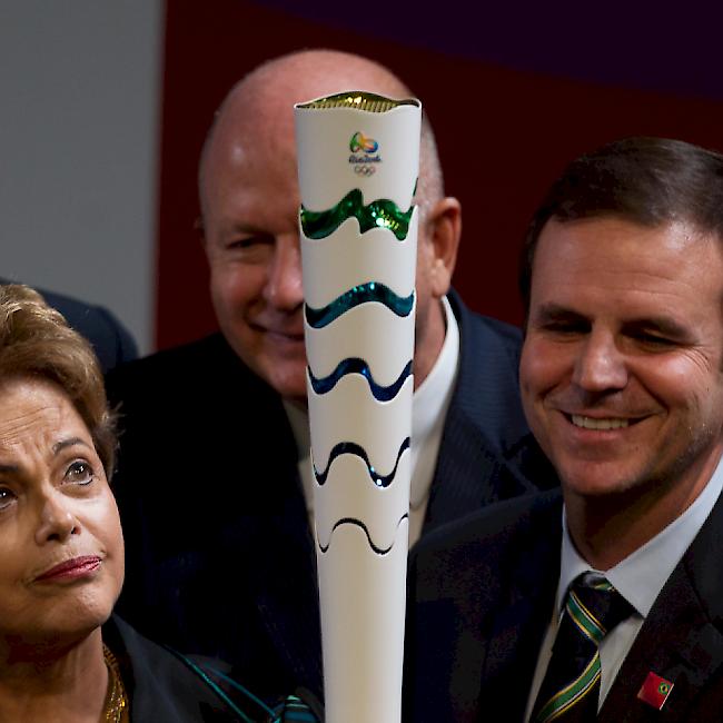 Dilma Rousseff blickt zur Olympia-Fackel hoch