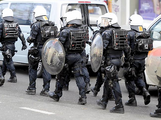 Die Zürcher Stadtpolizei im Einsatz. Gegen Verantwortliche des Einsatzes gegen Fussballfans wird nun ermittelt (Symbobild).