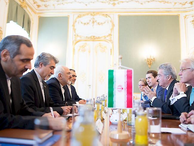 Die Atomverhandlungen in Wien, mit der iranischen Delegation auf der linken Seite