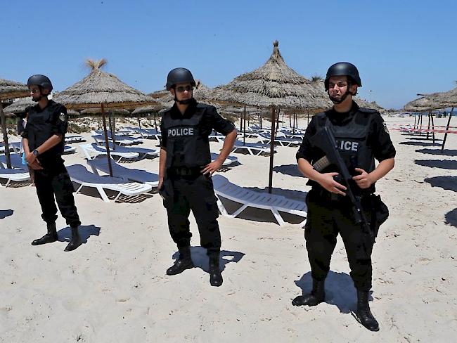 Tunesische Sicherheitskräfte beim Strandhotel Riu Imperial Marhaba nahe Sousse, wo ein 23-jähriger Attentäter am Freitag vergangener Woche 38 Menschen erschossen hatte