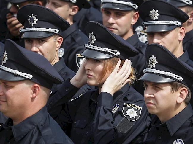Die ersten 2000 Mitglieder einer neuen Polizeieinheit werden in Kiew vereidigt. Ziel ist es, die korrupte Strassenpolizei zu ersetzen