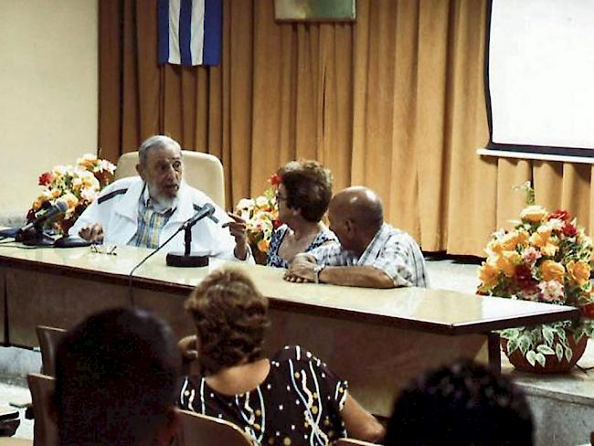Bild mit Seltenheitswert: Kubas früherer Machthaber Fidel Castro (l.) bei einem Besuch in einem Institut für Lebensmittelforschung in der Hauptstadt Havanna