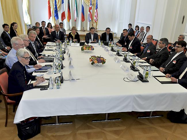 Die Delegationen diskutieren am Verhandlungstisch in Wien über das iranische Atomprogramm