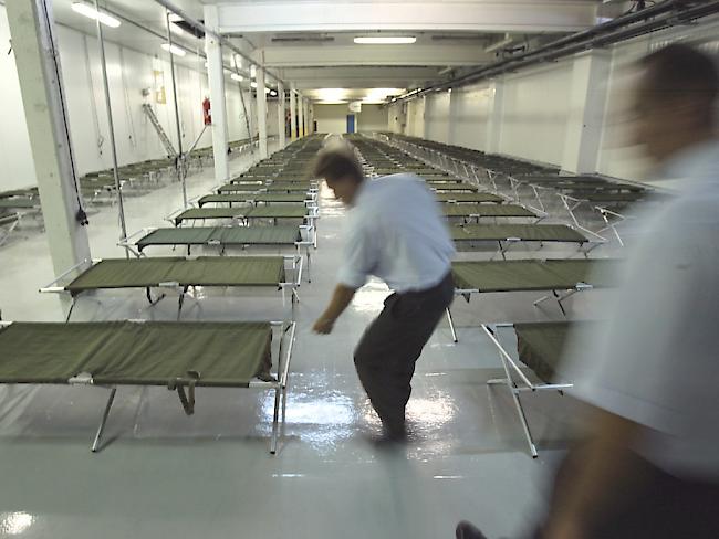 In einem Kühllager im Pariser Grossmarkt Rungis richten Angestellte im Sommer 2003 eine behelfsmässige Leichenhalle für die Hitzeopfer ein (Archiv).