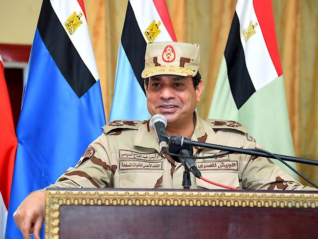 Ägyptens Regierung befindet von offiziellen Angaben abweichende Opferzahlen als "schlecht für die Moral" - im Bild der ägyptische Präsident al-Sisi auf Truppenbesuch (Archiv)