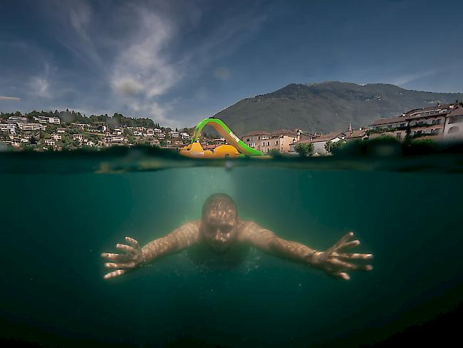 Schweizerinnen und Schweizer suchten am Wochenende die Abkühlung - wie dieser Mann am Samstag im Lago Maggiore bei Ascona.