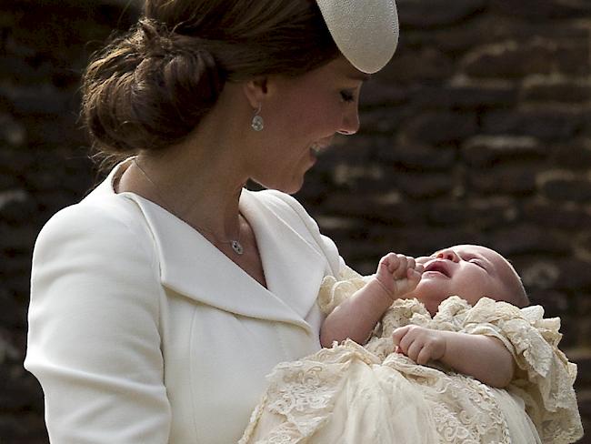 Mutter Kate trägt Prinzessin Charlotte zur Taufe in der Kirche in Sandringham