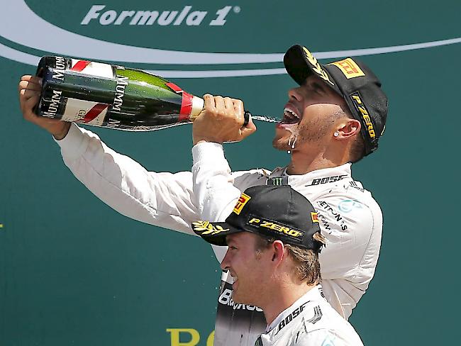 Lewis Hamilton bejubelt seinen Heimsieg in Silverstone